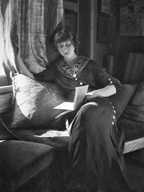 Gertrude-Kasebier---Woman-reading--1907.jpg