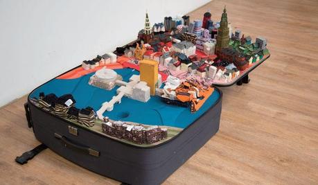 Villes élaborées avec des vêtements et valises Villes élaborées avec des vêtements et valises