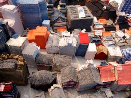 Villes élaborées avec des vêtements et valises Villes élaborées avec des vêtements et valises