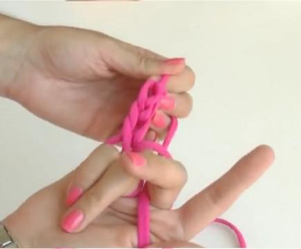 DIY – Se faire un collier avec un vieux t-shirt video-tresse