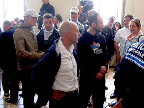 Militants de l'AF lors de la prise de fonction de Ravier, le 11 avril 2014. Au centre, Jérémie Ferrer avec un sweat «Kosovo».