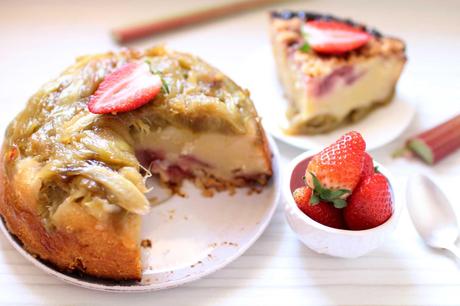 gateau martha stewart rhubarbe fraises Gâteau renversé (et réversible !) à la rhubarbe et au crumble à la fraise 