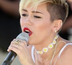 Miley Cyrus reprend Lucy In The Sky With Diamonds des Beatles aux Billboard Music Awards 2014