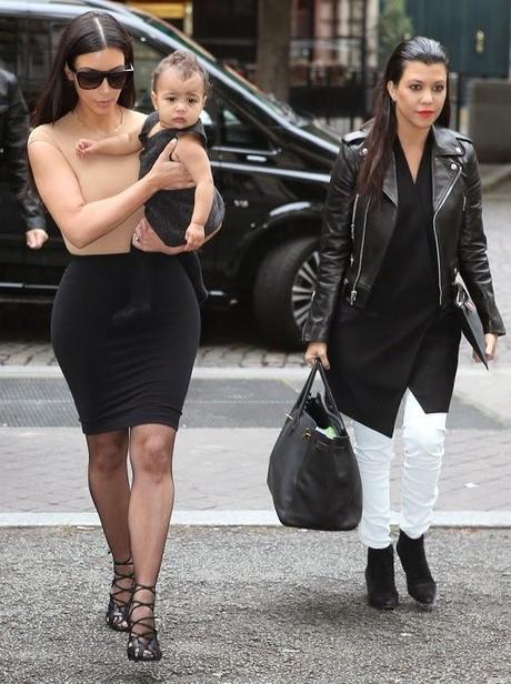 Kim Kardashian avec sa fille North et Kourtney lors de leur arrivée chez Givenchy à Paris - 20.05.2014