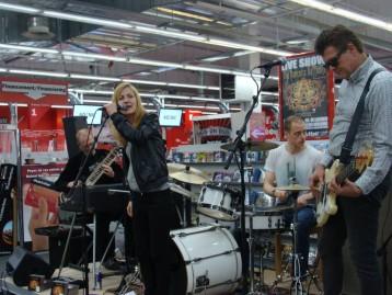 The Narcotic Daffodils - Showcase au Media Markt de Woluwe-St-Lambert le 17 mai 2014 10403438_570868386363097_426056470929472156_n.jpg