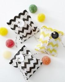 La folie du chevron! chevron-gumdrops-black-white-striped-weddings-pinterest