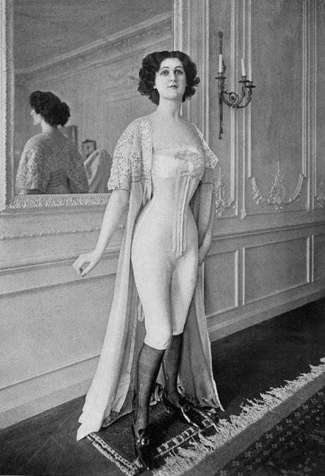 Corset-Mystere-Mme-Guillot-1908.jpg