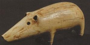 Les anciens Égyptiens mangeaient-ils comme nous ? Si vous êtes végétarien, probablement... ! En Égypte antique ! petit sanglier en ivoire d'époque pré-dynastique - Nagada