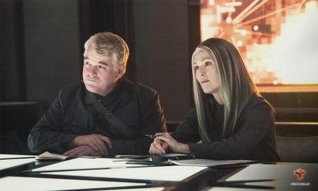 Philip Seymour Hoffman et Julianne Moore, du temps de l'insouciance Geek me hard, geekmehard, L'oeil rivé sur l'écran, Sad Batman is sad, Batman vs Superman, Zack Snyder, Man of Steel 2, Batman vs Superman : Dawn of Justice, Dawn of justice, Batman logo, Frank Miller, The Dark Knight Returns, Christopher Nolan, Tim Burton, Kingsman, The Secret Service, trailer, Matthew Vaughn, Dave Gibbons, Mark Millar, Kick-Ass, Colin Firth, Tom Ford, Mark Strong, Michael Caine, Mark Hamill, Star Wars VIII, Wanted, Samuel L. Jackson, RIP, H. R. Giger, Alien, Aliens, James Cameron, apology letter, Gone Girl, David Fincher, Rosamund Pike, The World's End, Black Hole, Charles Burns, Neil Gaiman, Roger Avary, Rupert Sanders, demo live, short, The Goon, John Constantine, Constantine, NBC, Green Arrow, Arrow, CW, Flash, Gotham, Guillermo Del Toro, Justice League Dark, Hellblazer, Neil Marshall, Hunger Games, Hunger Games 3, Mockingjay, Julianne Moore, President Alma Coin, Philip Seymour Hoffman, Francis Lawrence, Jena Malone, Edgar Wright, leaves Ant-Man, Brian Bolland, Judge Dredd, 350th, Judge Dredd Megazine, swipe, cover, Interstellar, Matthew McConaughey, Chris Nolan, Jessica Chastain, True Detective, Rust Cohle, Marvel, Mondo Mike Mitchell, Mitchell, exhibition, Ant-Man, Edgar Wright, JLU, bastards, portraits, Cinapse, showcard, Ken Taylor, Mondo show, Brett Ratner, test, trailer, critique, avis, chronique, article, geek me hard, geekmehard
