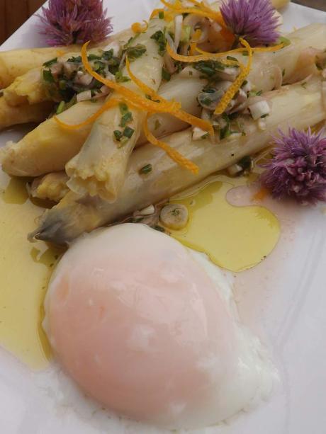 Asperges blanches , sauce verte avec son oeuf à 65°( cuisson basse température)IG BAS Asperges blanches , sauce verte avec son oeuf à 65°( cuisson basse température)IG BAS