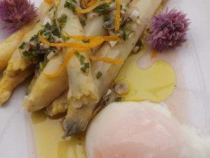 Asperges blanches , sauce verte avec son oeuf à 65°( cuisson basse température)IG BAS Asperges blanches , sauce verte avec son oeuf à 65°( cuisson basse température)IG BAS