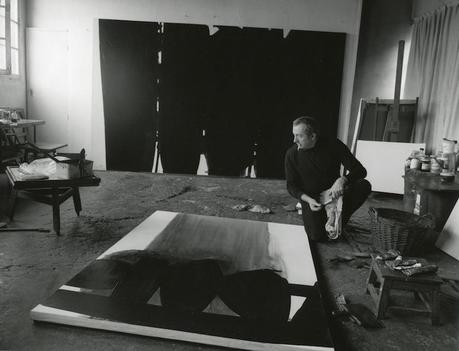 5-(c)Fritz Pitz-Soulages dans son atelier 1968_Fritz Pitz 1928-2006 Here comes the man in black: ouverture du Musée Pierre Soulages dans l’Aveyron