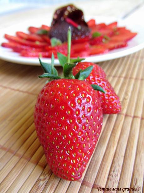 Carpaccio de fraises, sirop à la sauge ananas et tuile au chocolat {Culino versions mai 2014} Carpaccio de fraises, sirop à la sauge ananas et tuile au chocolat {Culino versions mai 2014}