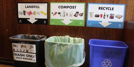 Chaque habitant de San Francisco est désormais habitué à trier ses déchets dans trois poubelles : en noir, celle destinée à la décharge ; en vert celle pour le compost ; et en bleu les recyclables.