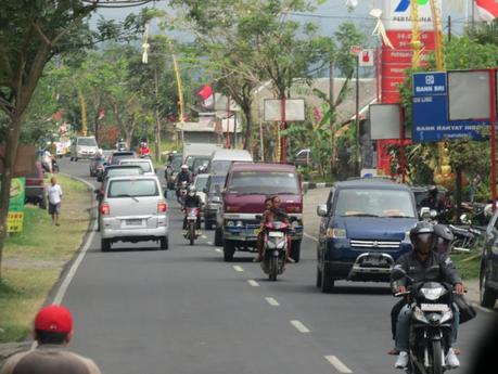 Louer une voiture et conduire à Bali Bali traffic © Michael Sauers