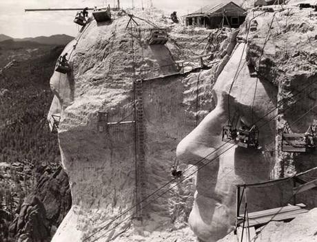 construction-Mont-rushmore-1939-mogwaii