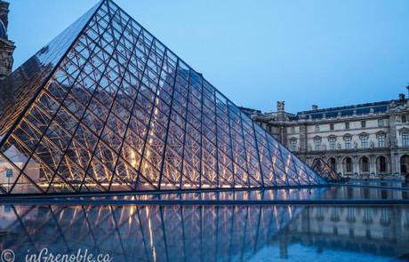 La pyramide du Louvre The Louvre Pyramid at dusk