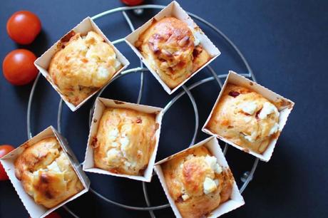 Mini cakes aux tomates confites, pignons et chèvre frais muffins sales aperitif tomates chevre 1024x682 Mini cakes aux tomates confites, pignons et chèvre frais