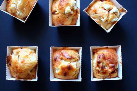 Mini cakes aux tomates confites, pignons et chèvre frais cakes tomates chevre pignons 1024x682 Mini cakes aux tomates confites, pignons et chèvre frais