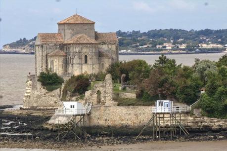 UN MOIS D'ABSENCE UN MOIS D'ABSENCE