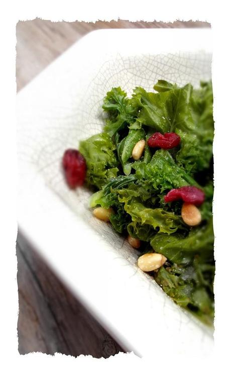 Salade de chou Kale aux cranberries, pignons et vinaigrette à l'érable