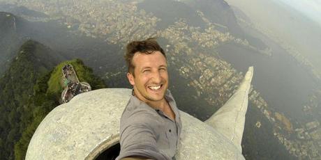 Lee Thompson se prend en selfie sur le Christ de Rio