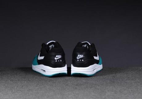 Nike Air Max 1 (GS) Turbo Green/Black Nike-Air-Max-1-GS-black-white-turbo-green-black-2014