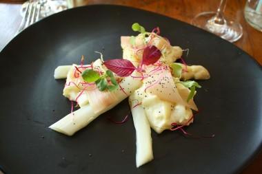 Will Asperges blanches mousse dashi rhubarbe ©P.Faus  380x253
