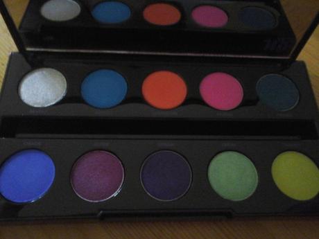 La palette Electric d'Urban Decay, ou comment avoir un maquillage BAM dans ta face ! La palette de plus près. Pardon pour la qualité approximative de mes photos mais la luminosité dans mon salon n'est pas souvent au top...