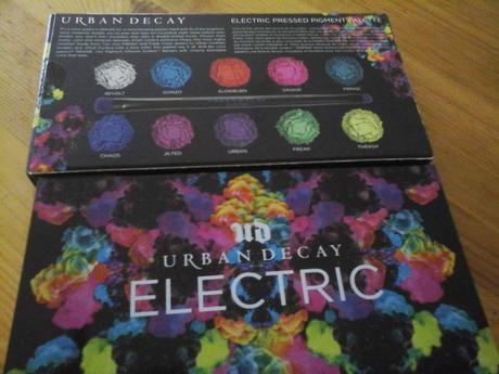La palette Electric d'Urban Decay, ou comment avoir un maquillage BAM dans ta face ! Le carton et la palette, le packaging est très réussi, vraiment beau. Le plastique est solide et la fermeture de la palette tient bien la route.