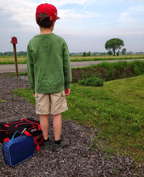En attendant l'autobus sur l'bord du rang... En attendant l'autobus sur l'bord du rang...