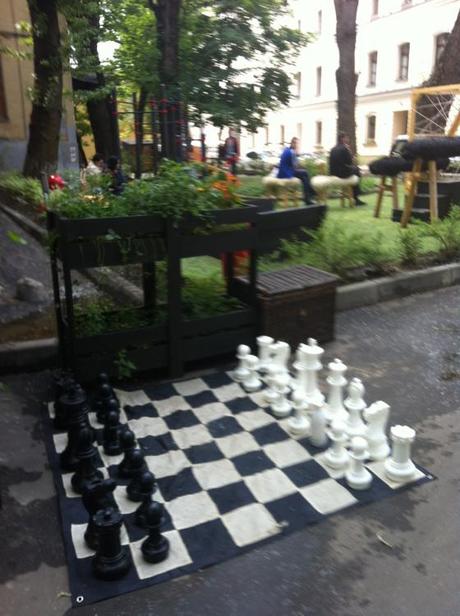 Jeu d'échecs russes à la sortie d'un café