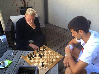 Becker et Djokovic jouent aux échecs
