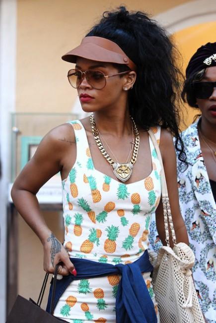 Rihanna porte le gilet ananas Rihanna porte le gilet ananas