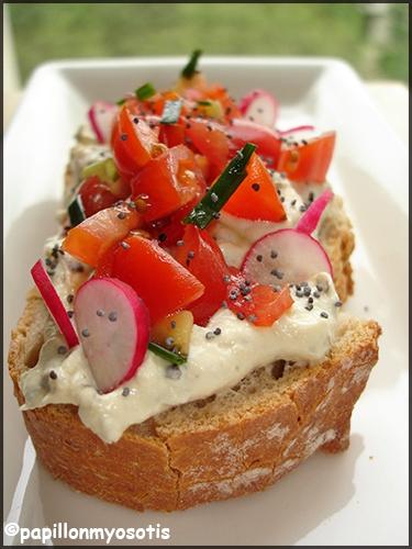 TARTINES CAMPAGNARDES DE TOMATES CERISES ET RADIS AU CRÉMEUX, AIL ET FINES HERBES Tartines campagnardes tomates_1