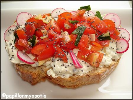 TARTINES CAMPAGNARDES DE TOMATES CERISES ET RADIS AU CRÉMEUX, AIL ET FINES HERBES Tartines campagnardes tomates_2