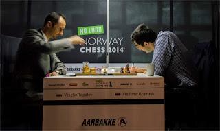 Echecs : Veselin Topalov (2772) 1-0 Vladimir Kramnik (2783)  - Photo Chessbase