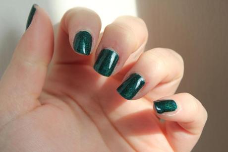 Un vernis sapin à paillettes au printemps, oui oui c’est possible avec A England ! IMG_4244