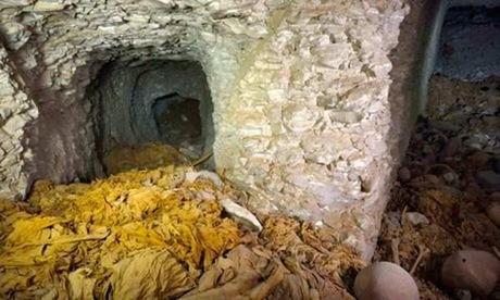 Un nouvel hypogée âgé de 4000 ans qui devint une cachette, découverte à Abou El-Naga... En Égypte antique ! 10394521_10202149296243021_5121014709880895932_n.jpg