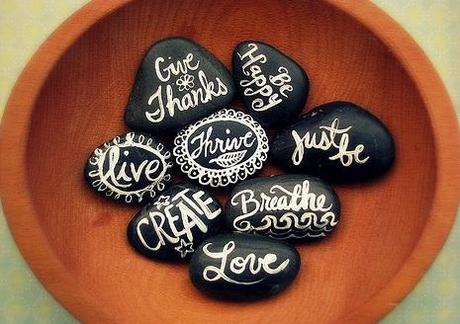 Rocknhippie wedding : all you need is love idees-creatives-galets-peinture-30