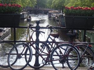 AMSTERDAM Insolite ! Pour les vélos, on a l'embarras du choix !