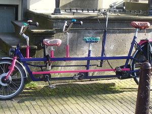 AMSTERDAM Insolite ! Pour les vélos, on a l'embarras du choix !