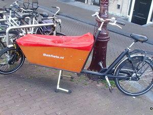 AMSTERDAM Insolite ! Pour les vélos, on a l'embarras du choix !
