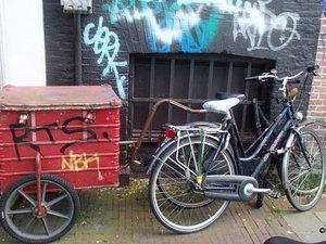 AMSTERDAM Insolite ! Pour les vélos, on a l'embarras du choix !