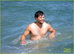  Taylor Lautner sur le set de 'Run the Tide' 
