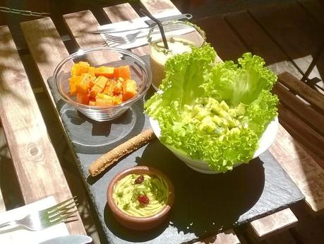 Smoothie énergétique salé, carottes à l'huile de coco, dés verts Smoothie énergétique salé, carottes à l'huile de coco, dés verts