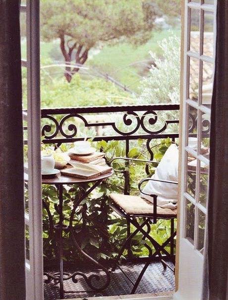 Une semaine, Une image terrasse soleil livre lecture boisson fraîche balcon air Une semaine, Une image terrasse soleil livre lecture boisson fraîche balcon air
