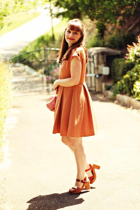 Collier Shourouk et robe de demoiselle pour journée chic collier shourouk robe tara jarmon sac burberry
