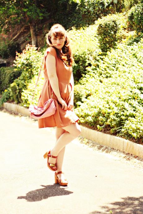 Collier Shourouk et robe de demoiselle pour journée chic collier shourouk robe tara jarmon sac burberry