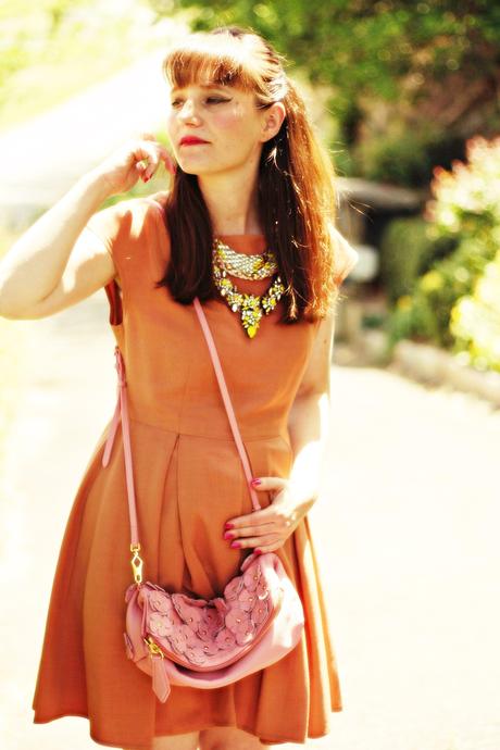 Collier Shourouk et robe de demoiselle pour journée chic collier shourouk robe tara jarmon sac burberry